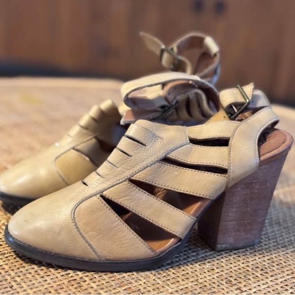 Stylish Tan Heeled Sandals FREE PEOPLE SIZE 37 - Picture 1 of 3